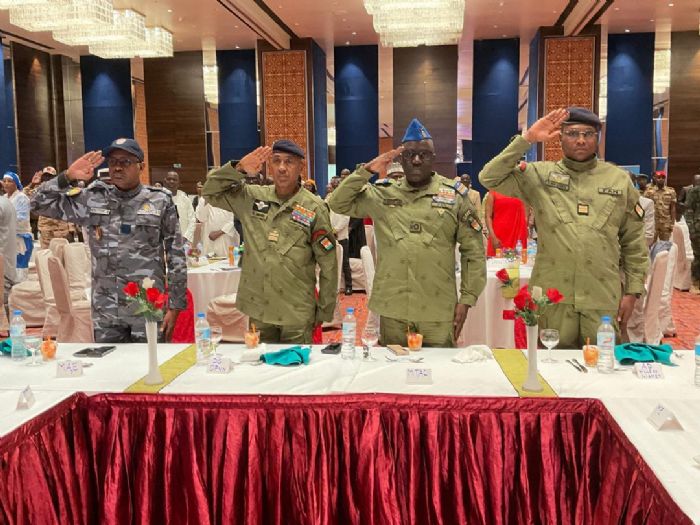 Meilleurs acteurs du développement : Catégorie Ministres : Le Colonel Mahaman Elhadj Ousmane récompensé ! - La voix du peuple