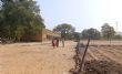 Frontière Burkina-Côte d’Ivoire : des élèves traversent la rivière Léraba pour aller à l’école