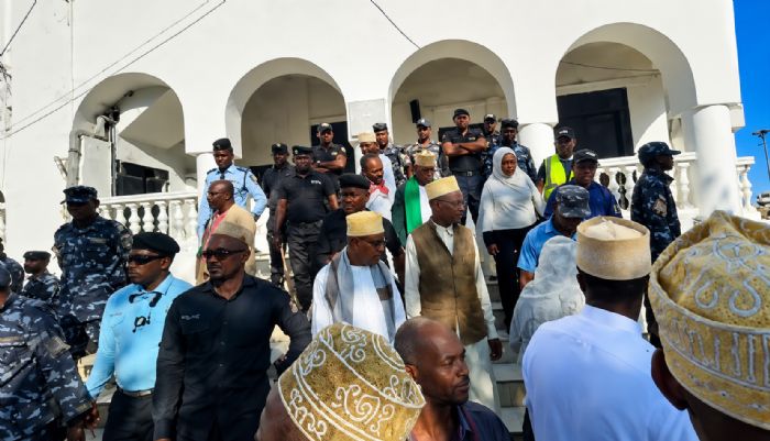 Mosquée de Moroni : les forces de l’ordre empêchent une prière pour Sambi