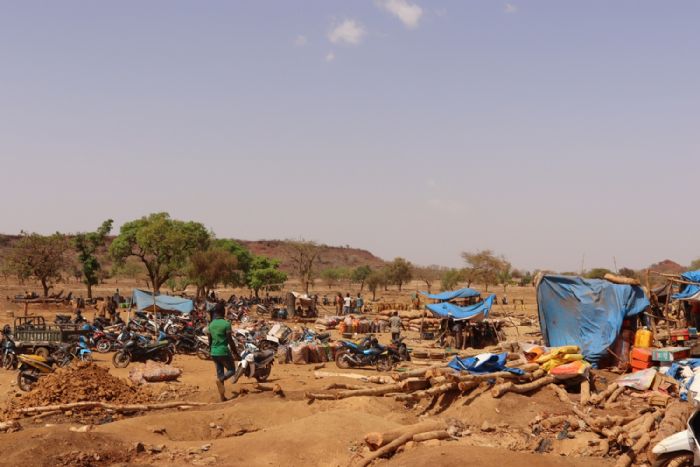 De déplacés à entrepreneurs : comment l’orpaillage a changé la vie de Moussa et Arouna