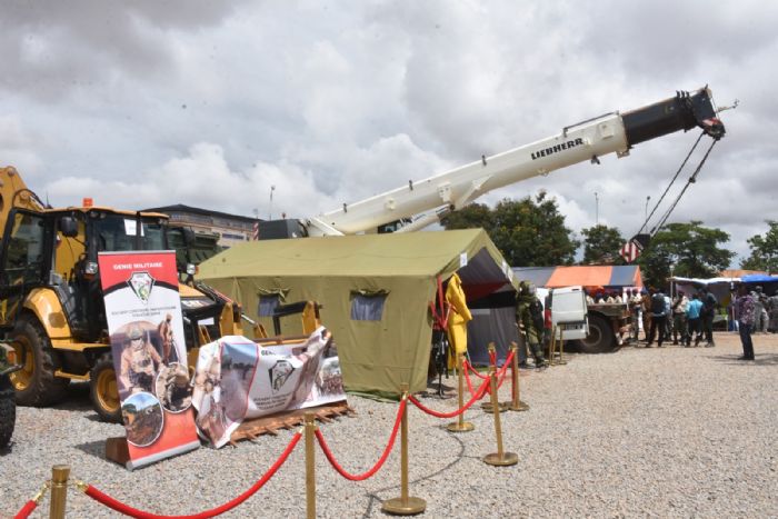 Exposition gouvernementale  Le ministre chargé de la guerre, Célestin Simporé échange avec les citoyens