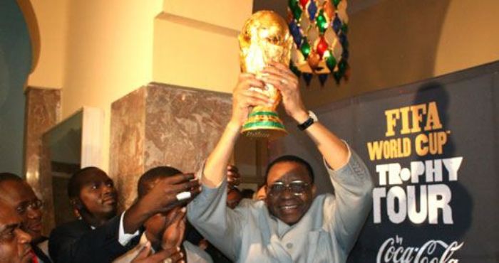 Présentation du trophée de la Coupe du monde de football au Président de la République : le Président Mamadou Tandja appelle à la consolidation du partenariat à travers le sport