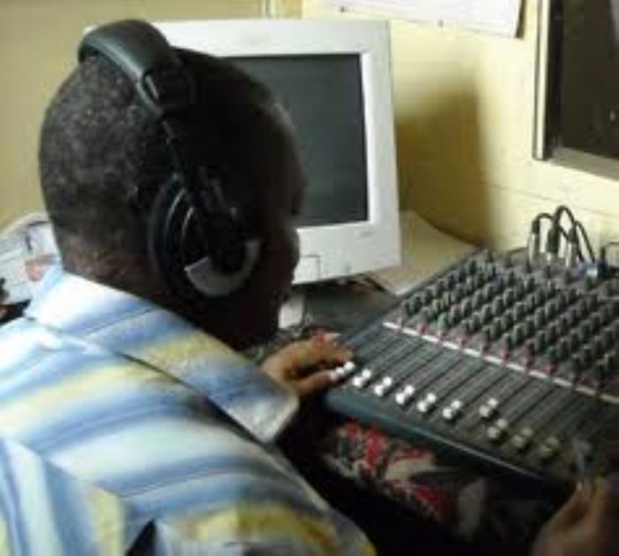 												Idriss Deby rétrocéde trois radios communautaires à l'ONRTV							