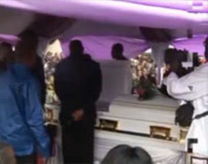 
				 Hommage des parents et artistes à Pepe Ndombe Opetum (vidéo)
			 