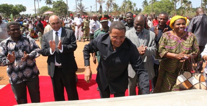  JK aweka jiwe la msingi ujenzi wa barabara Mkoani Pwani 