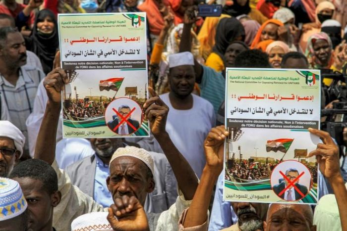 Soudan: des centaines de manifestants appellent au départ du représentant de l'ONU