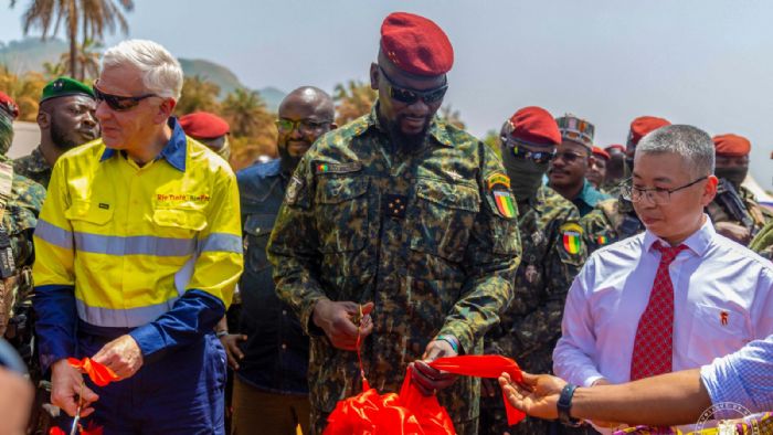 SIMANDOU: Le Chef de l’État officie la cérémonie de pose de la première poutre du chemin de fer de la Compagnie du Trans-Guinéen - Guinee-eco.com