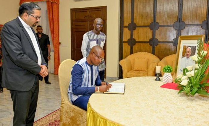 Rappel à Dieu du Pape Francois : le PM exprime la compassion du Burkina Faso – LobsPaalga