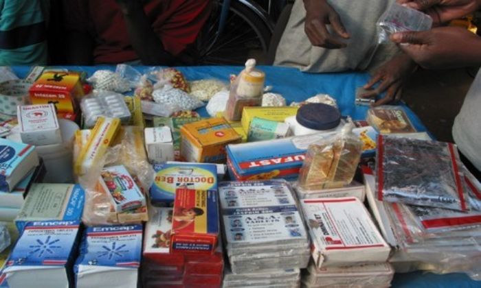 
				  
				  TRAFIC DE MÉDICAMENTS PROHIBÉS À YEUMBEUL : Le commerçant indélicat et le «gendarme» qui l'a interpellé envoyés à Rebeuss
			 