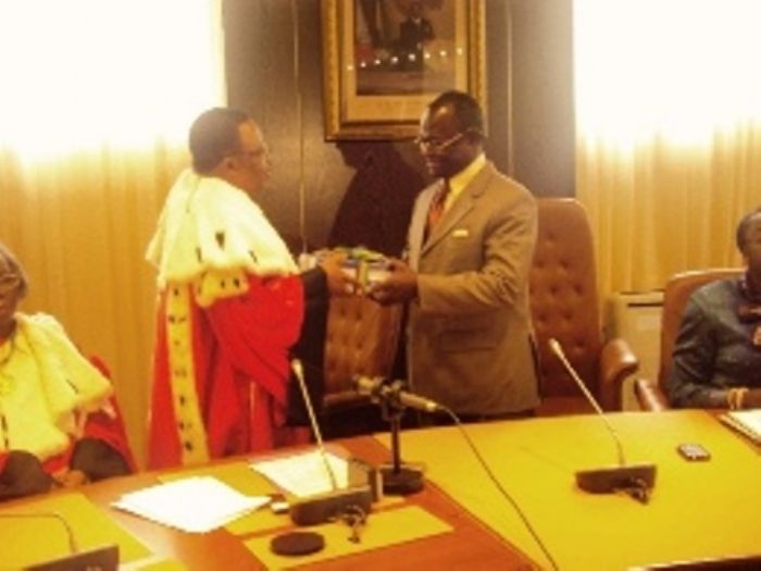 
				
			Economie / Le premier ministre a reçu le Rapport de la Cour des Comptes
			
		










