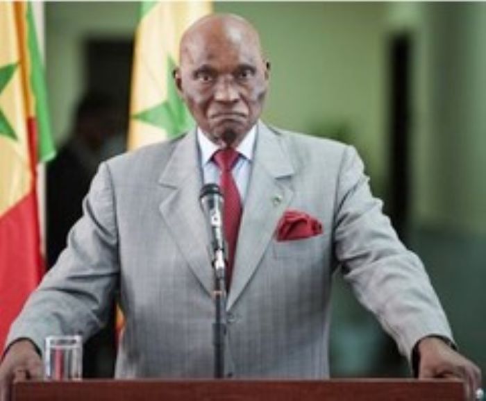 
		
		Wade, contrarié dans sa volonté de mourir au pouvoir	
	