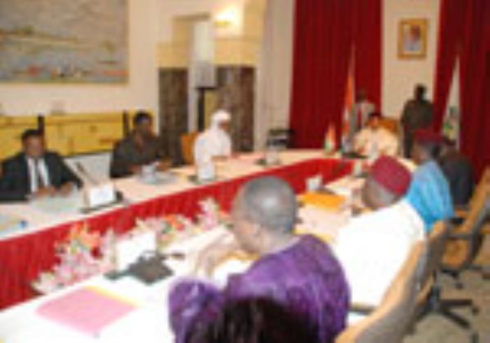 
									Au Conseil des ministres : le gouvernement adopte le Projet de décret fixant les signes distinctifs dans les Forces Armées et des mesures nominatives
							