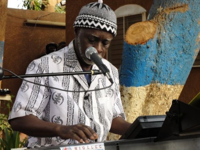  Mamane Sani, musicien nigérien et son orgue électronique 