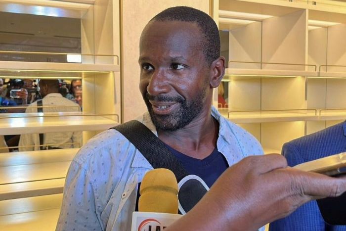 Le journaliste français Olivier Dubois, ex-otage au Sahel, en route pour Paris