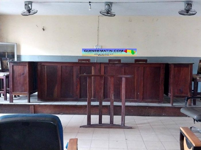 Un enseignant jugé pour atteinte sexuelle sur mineure : « Tous les deux, nous avions envie de le faire » - Guineematin.com