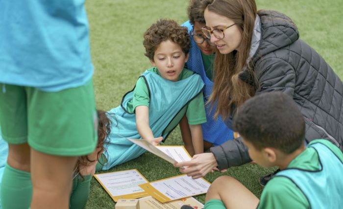 Et si les clubs de foot devenaient aussi des lieux d’éducation à l'information ? - Bibliothèques Sans Frontières