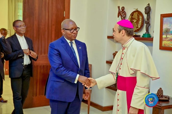 Signature au Livre de condoléances, RDC : Sama Lukonde rend un vibrant hommage au Pape François ! - Laprosperite