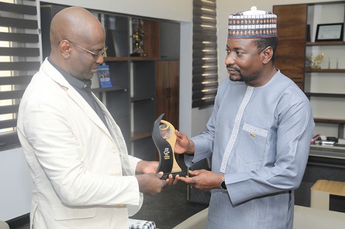 Présentation des trophées du prix Cultura Afrique Francophone 2025 au ministre en charge de la Communication : M. Adji Ali Salatou salue le travail accompli par le lauréat et invite les journalistes à s’en inspirer – Le Sahel