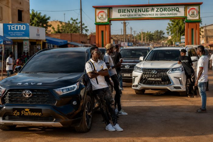 Burkina Faso : à Zorgho, la course aux voitures de luxe gagne la jeunesse