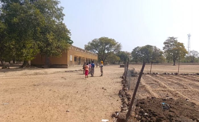 Frontière Burkina-Côte d’Ivoire : des élèves traversent la rivière Léraba pour aller à l’école