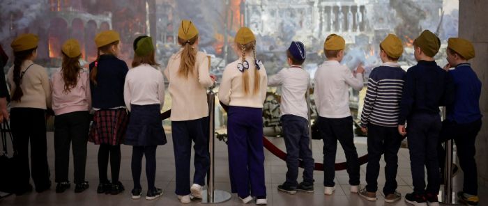 Russie. Les écoles sont devenues des « fabriques de la docilité », par le biais de l’endoctrinement et de la surveillance des enfants par l’État