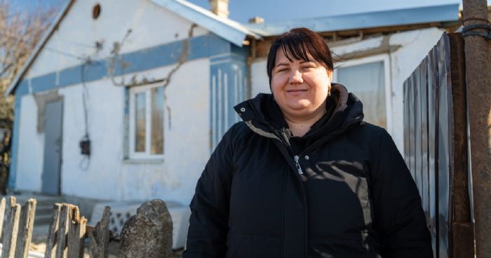 «Nous pouvons enfin retrouver une vie normale » : une famille rénove sa maison endommagée à Mala Oleksandrivka