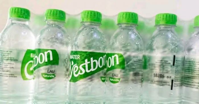 Le ministère du Commerce autorise la reprise de la production des eaux minérales « C’est Bon » après des mesures correctives
