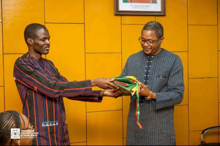 Rupture diplomatique Burkina Faso-République française : le ministre des Affaires étrangères reçoit les diplomates burkinabè au complet de retour de Paris