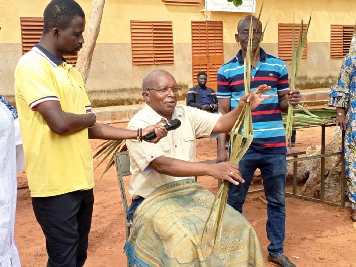 À Bobo-Dioulasso, des élèves découvrent les savoir-faire locaux grâce au Mois artistique et culturel